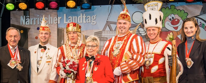 Patricia Peill mit dem Dreigestirn der KG Maiblömche Lichsteinstraß beim närrischen Landtag NRW