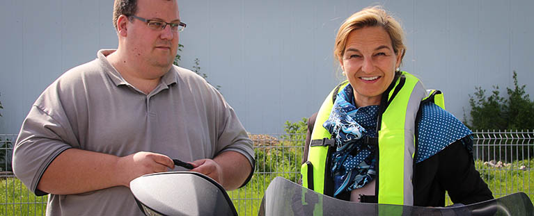 Maximilian Jankowski demonstriert Patricia Peill die Airbag-Weste