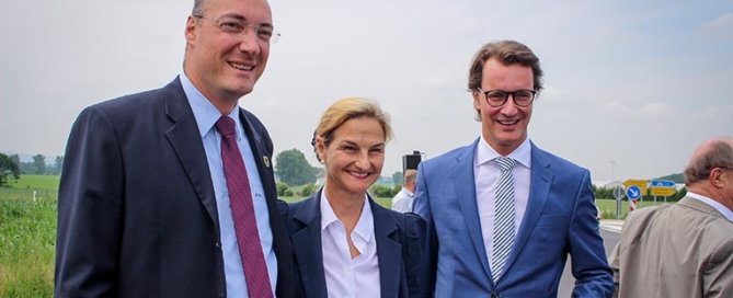 Bürgermeister Timo Czech, NRW Landtagsabgeordnete Patricia Peill und NRW Verkehrsminister Hendrik Wüst in Frauwüllesheim