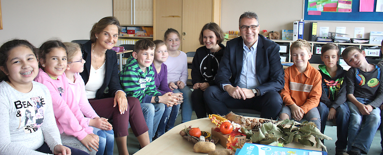 Landtagsabgeordnete Patricia Peill besucht mit Bürgermeister Jürgen Frantzen die Primusschule. Foto: PPP