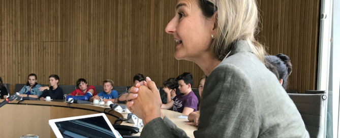 Patricia Peill im Gespräch mit einer Schulklasse im Landtag von Düsseldorf. Foto: PPP