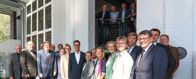 Verkehrsminister Hendrik Wüst kam im Deutschen Glasmalerei-Museum Linnich mit Bürgermeistern und politischen Vertretern des Kreises Düren zusammen. Foto: PPP