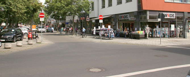 An der Kreuzung Poststraße, Kölnstraße, Schlossstraße war in Jülich ein Gefahrenschwerpunkt - ohne Kreisverkehr, der inzwischen als farbige Markierung für Orientierung sorgt. Foto: PPP